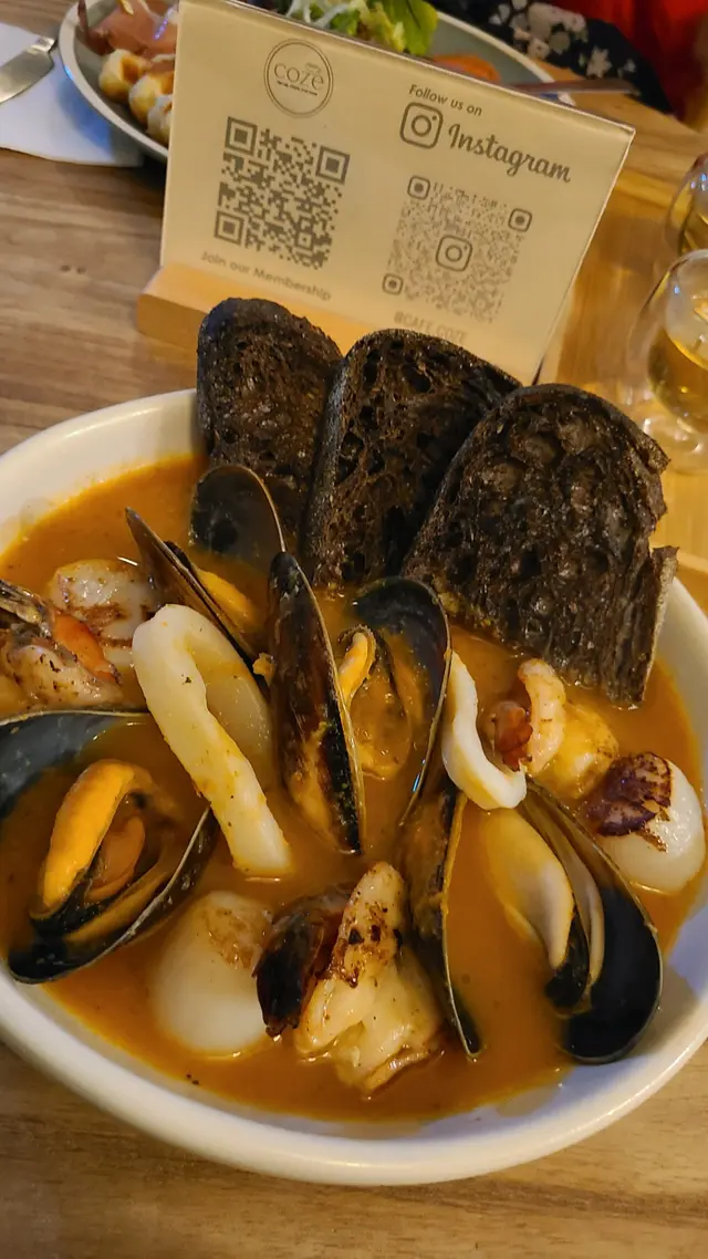 裡面主要有海鮮( 青口、蝦、帶子、魷魚), 湯底係蕃茄為主, 配搭埋海鮮飲落幾清新 (我個人口味想再咸少少就更好🤗) , 另外有3片脆脆的sourdough面包浸响湯上面, 點少少湯去面包度, 食落口感又唔同