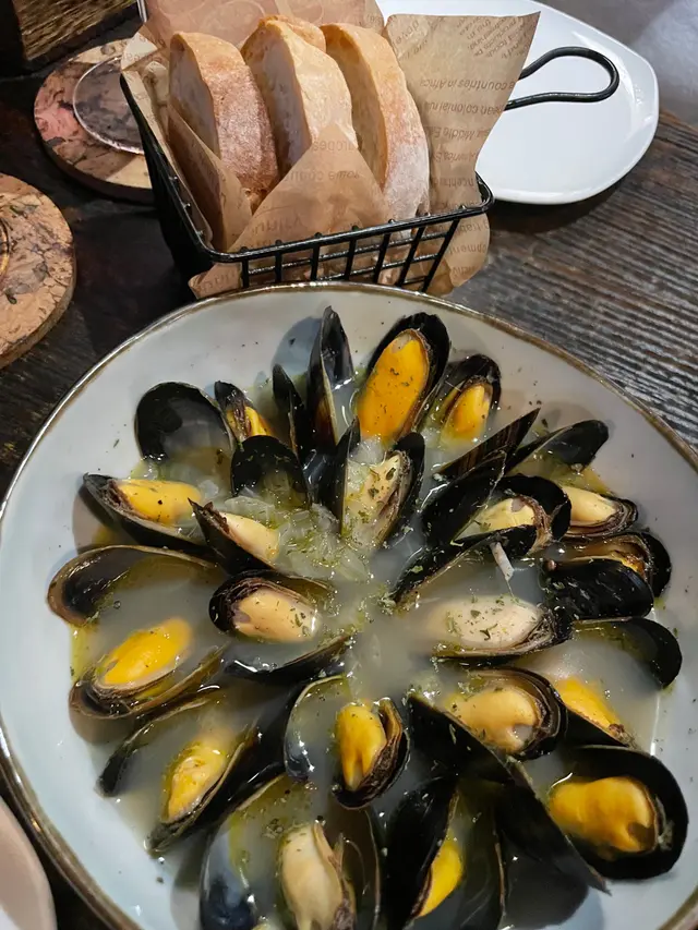 小麥啤酒煮藍青口配酸種麵包