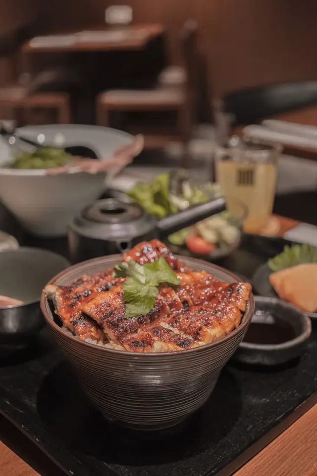 鰻魚飯定食配三文魚刺身