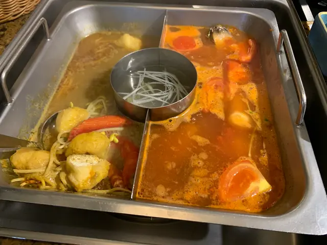 有蕃茄薯仔濃湯鍋和特濃喇沙海鮮鍋,用料十足