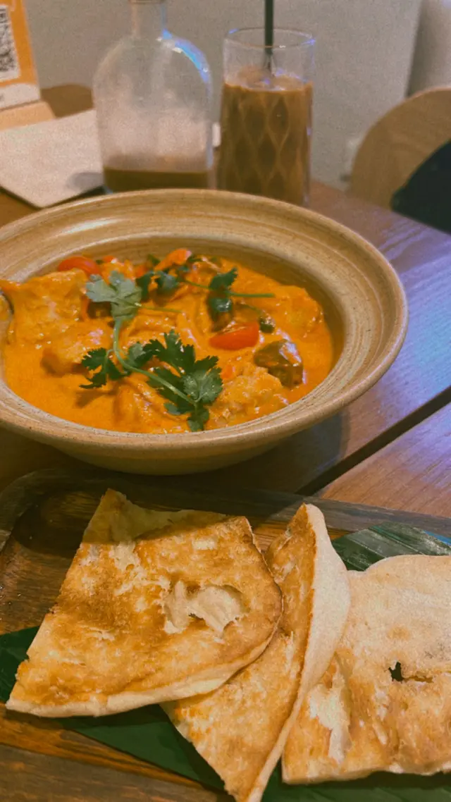 紅咖喱配雞肉加Naan  Bread