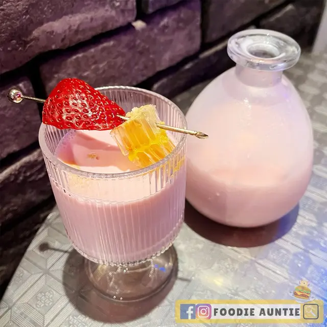 草莓牛奶配蜂巢特飲