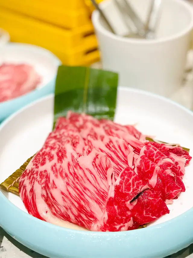 首先就入到今日嘅主角就係日本黑毛和牛，🥩激到鮮嫩嘅紅色再配合條理分明嘅油脂，而油脂亦都比較粗身
