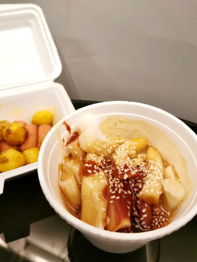 腸粉皮又滑又軟，花生醬甜醬鹹甜恰到好處，陣陣芝麻香，啲醬比到足！👍 