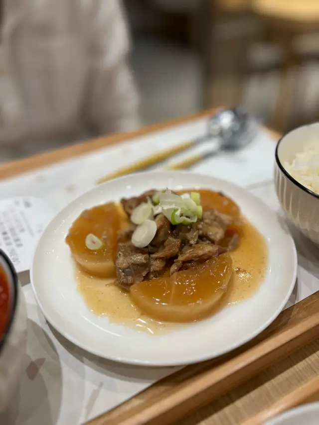 豬軟骨及蘿蔔燜得軟腍入味，特別是蘿蔔十分鮮甜