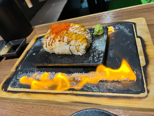 有火焰圍繞住既卷物