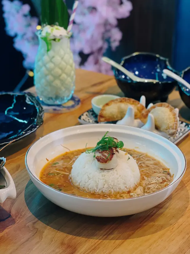蟹肉帶子脆米龍蝦湯泡飯