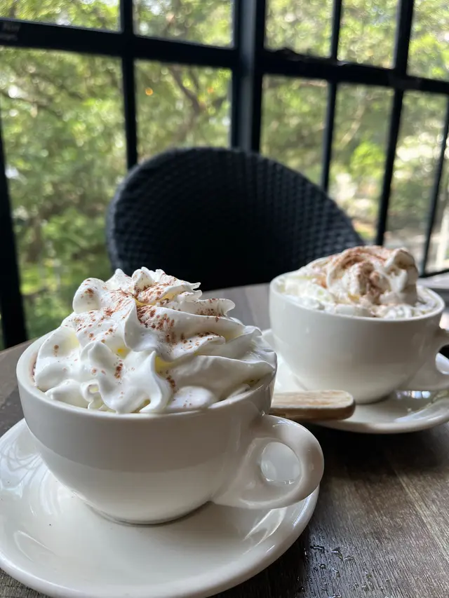 🦀濃蝦汁蟹肉意粉  🥓自家製厚切煙肉配德國肉腸  ☕️ Hot Chocolate with cream  🥃 Baileys Irish Coffee