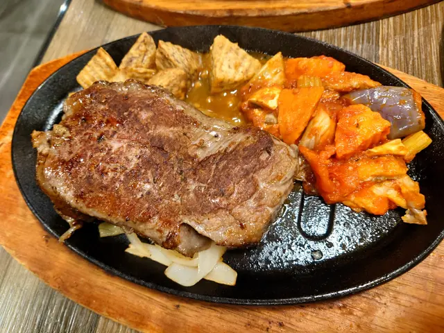  配咗蒜蓉汁好味，不過我只係落少少，已經好夠味喇。我比較鍾意熟少少，所以要咗七成熟，肉完全唔會覺得柴或者硬，非常推介！