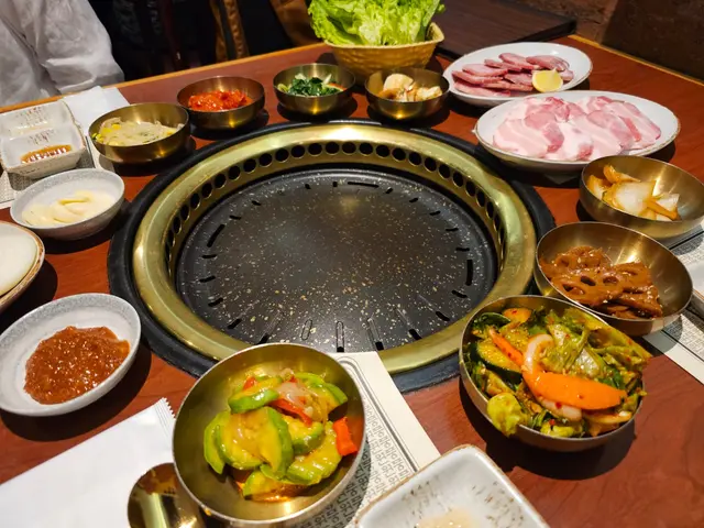 特大王排骨非常惹味,而且真係好巨大!牛舌比一般燒肉餐廳(無論係日式定韓式)都要厚身,口感同味道都絕佳!五花肉稍微遜色一些,感覺就薄咗一啲。雖然寫係兩個人份量,不過感覺已經好足料~