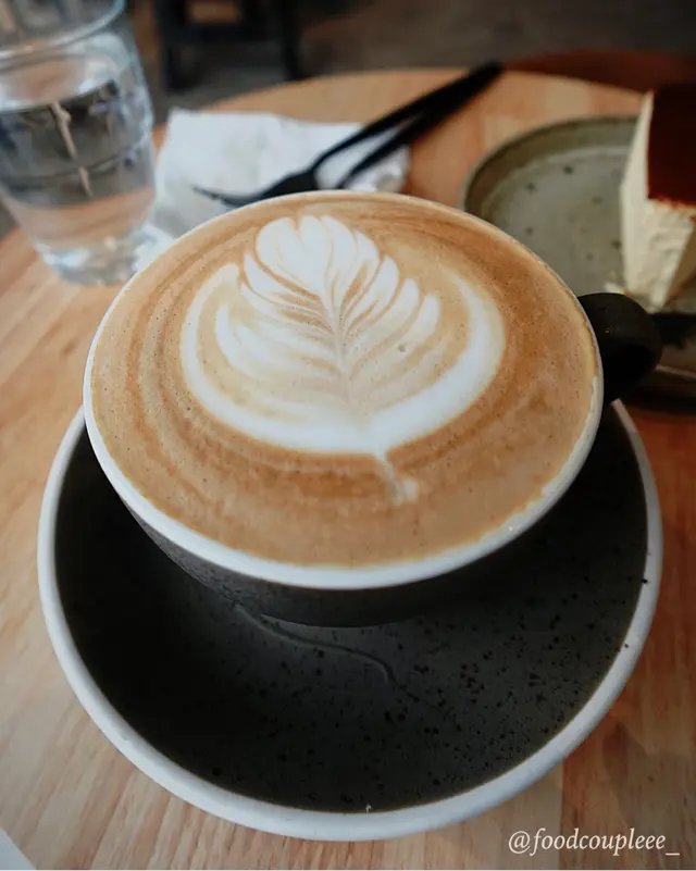 今次對呢杯flat white就有啲失望啦😫好淡咖啡味，啲牛奶都唔夠香濃，好似飲緊一杯溝淡咗嘅咖啡。