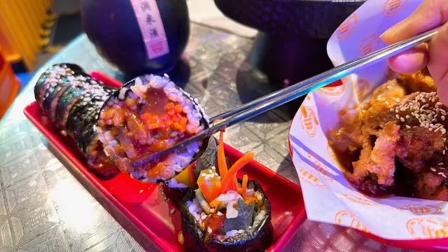 材料好豐富,有青瓜、紅蘿蔔絲、醃黃蘿蔔 、辣炒豬肉等,
另外,店家加左紫蘇葉、芝麻等增添其香味和口感,比平時嘅飯卷更惹味。