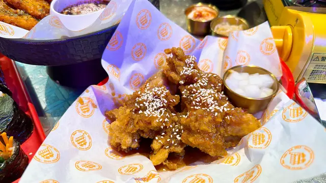 炸雞炸皮薄而酥脆,入口滿滿蒜香,內裏肉質嫰滑多汁,佐酒一流!