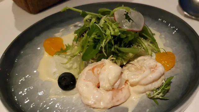 鮮果蝦沙律配君度橙酒汁