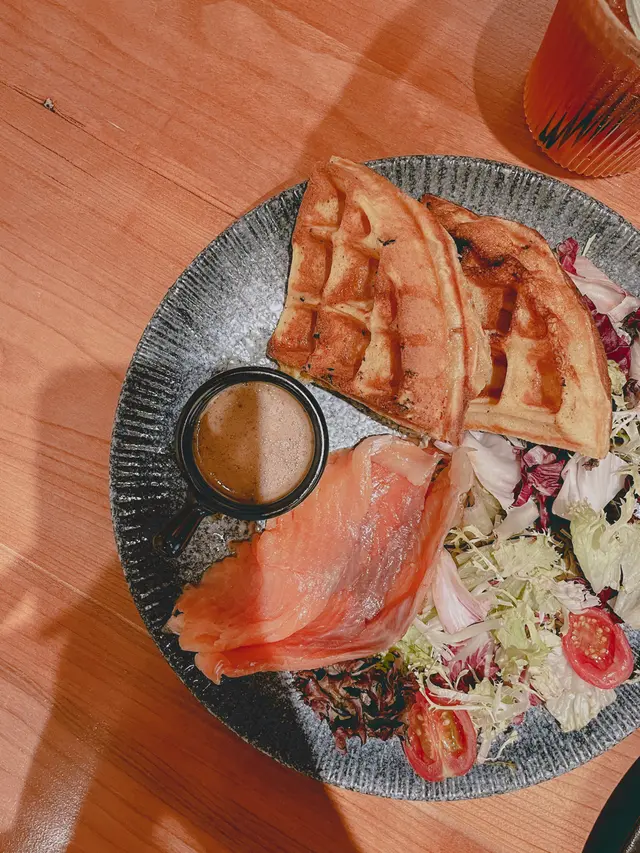 煙三文魚牛油果窩夫 