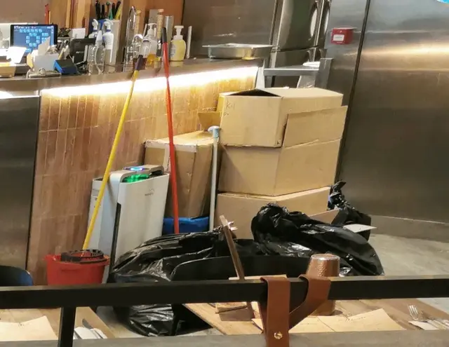 8點幾已經擺晒清潔用具及垃圾袋出嚟，影響餐廳環境和衛生😓