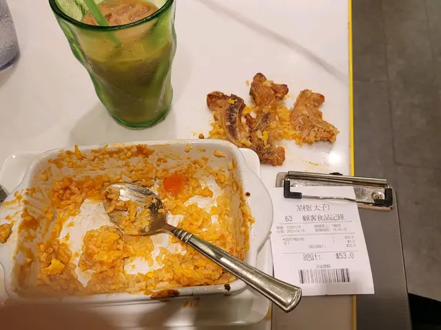 太子茶棧(金魚街旁)
本人經常出魚行下,好多周邊餐廳都試下。
早2日見到呢間,睇落企理,第一次幫襯,
咁入到去坐底,叫左個焗豬扒飯,
等左一陣,飯到,的汁蓋在豬扒上,望落都好似正常,
食左一口飯連汁,其實都好淡下,亦唔熱,但呢樣算了。
其實我食野算高要求,唔難食,份量正常就可以。
咁,開始食豬扒,共有4件豬扒,想食第一舊,發現係骨,得小小肉,
心諗有一舊連骨,好正常。
再食第2舊,又係骨連小小肉,
Ok,算,再睇埋第3,第4舊豬扒,
Cls,得一舊係全肉,
一碟飯,50+,4舊豬扒,有3舊係骨,