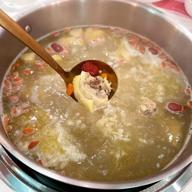 母親節請母親食就岩晒👸🏼個湯底非常濃郁,我飲左三碗,食埋煲到化晒既花膠先加湯開始打邊爐💓💓