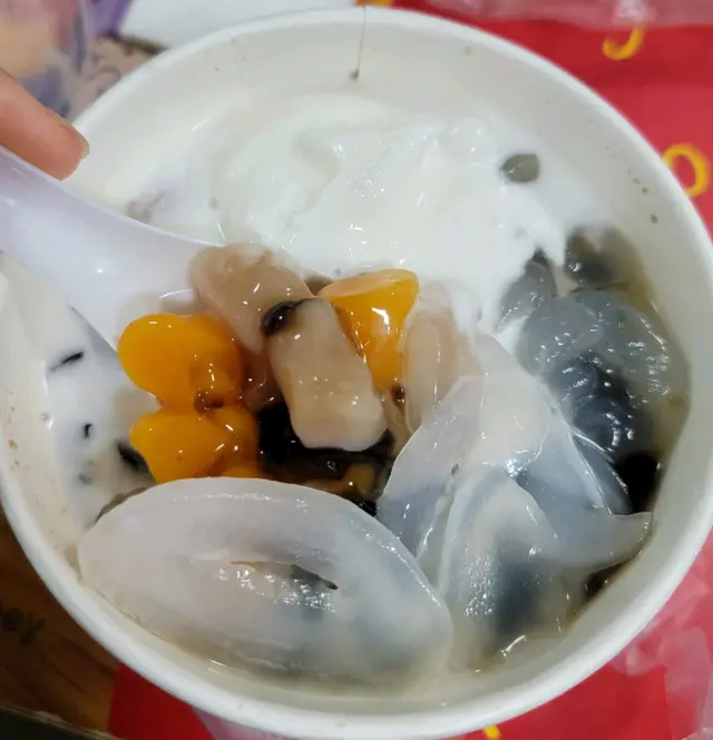 海底椰口感爽淋,仙草滑溜,椰子雪泥超級加分,香甜而不膩,大推