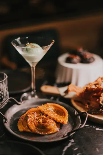 whisky lollipop sliced pork w/ green apple smoothies (whisky: bushmills)