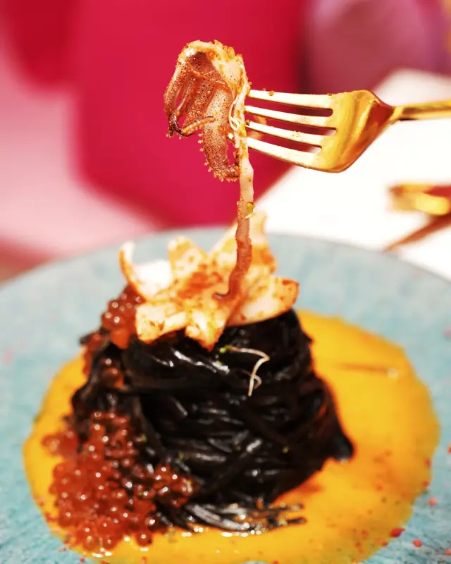 三文魚籽鮮魷魚海膽汁墨魚意大利粉