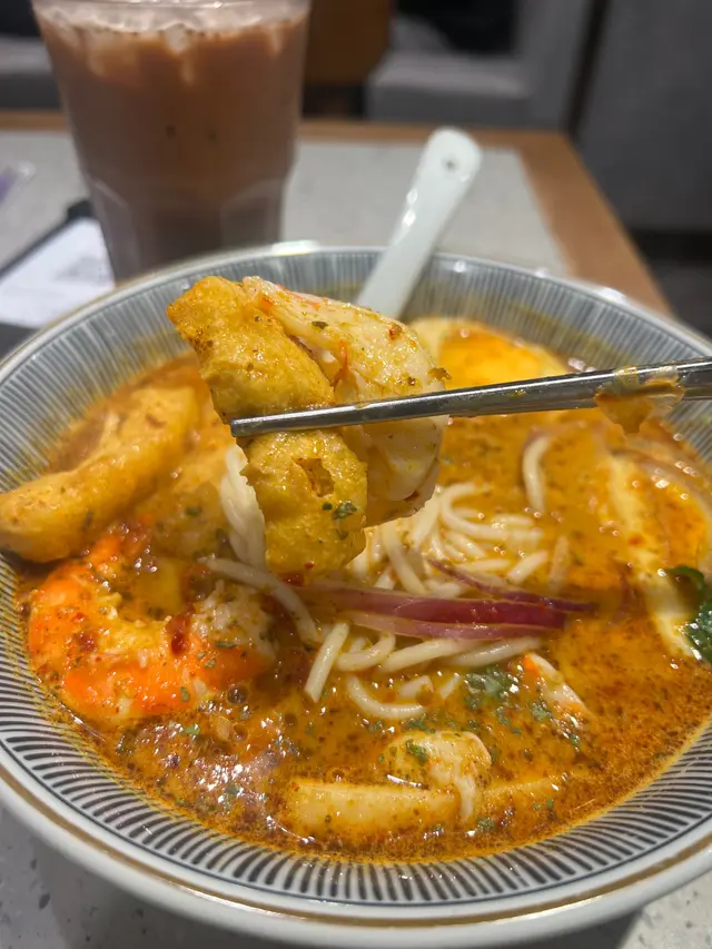 嘩。。。個湯好好濃！唔講得少，我從來未食過個喇沙湯底咁好食！呢個我認真係去新加坡都食唔到！堅正