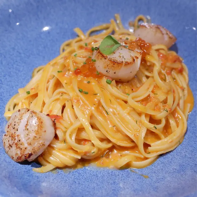 香煎北海道带子龙虾汁扁意粉配三文鱼籽