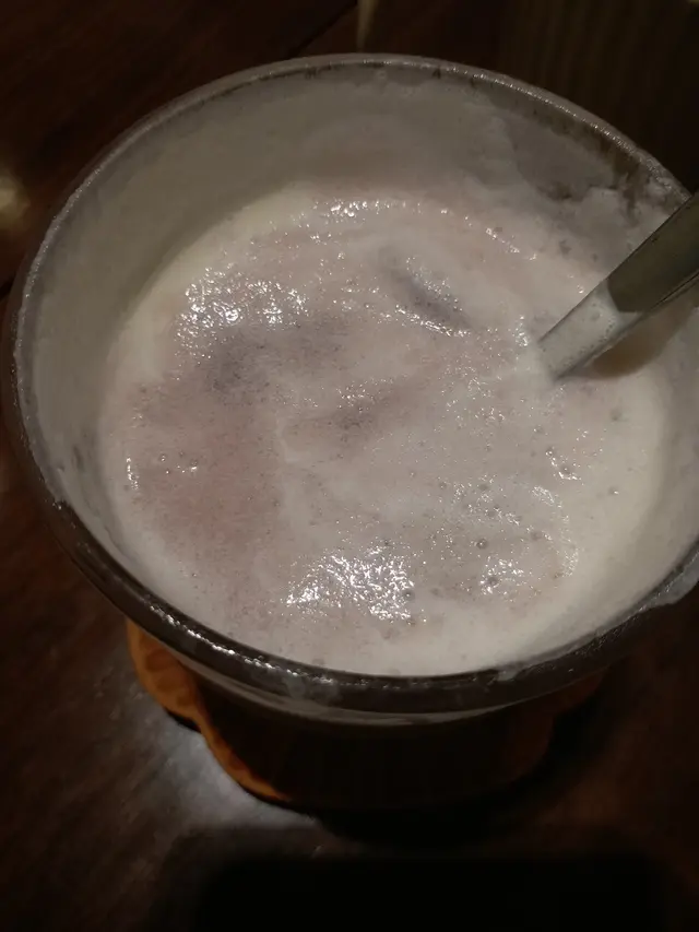 攪勻嘅巨蜂奶蓋茶