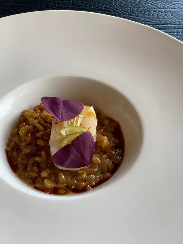 用黃油雞湯煮了小麥，配北海道帶子，帶子肉質好鮮嫩，而小麥就好有口感，好食！