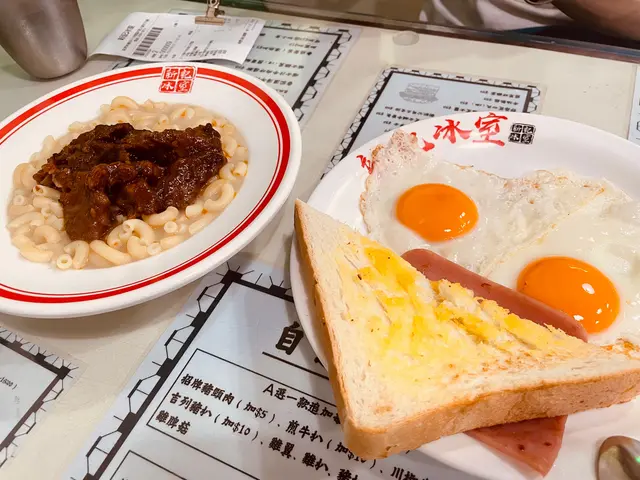 常餐配雙蛋火腿牛油厚多士