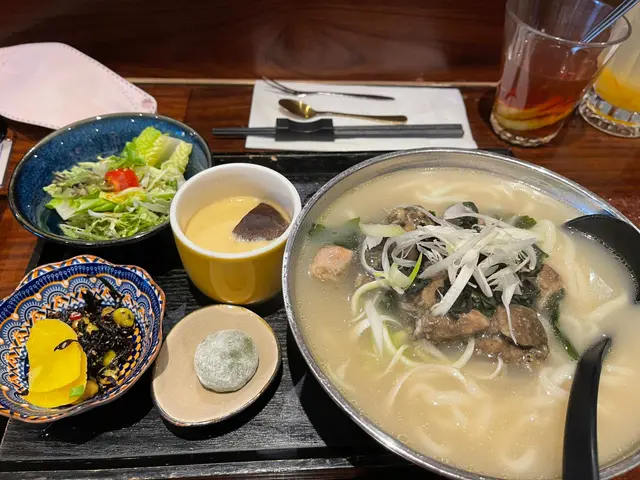 雞湯味特別濃，烏冬彈牙，一set定食包左前菜，蒸蛋，仲有甜品。可惜甜品就麻麻，但絕對唔影響其他食物既質素。