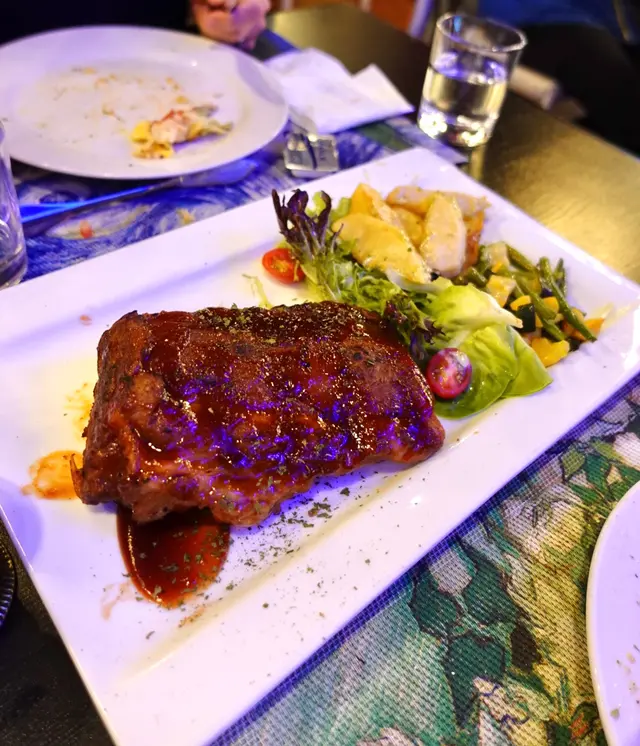 燒美國豬肋骨配燒烤汁 伴蒜蓉香草醬薯角