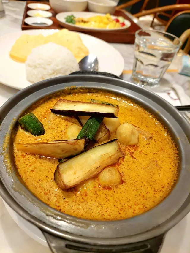 咖哩豬肋骨煲配白飯及香脆薄餅