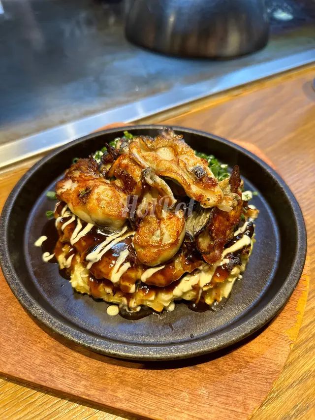 好多菜嘅大阪燒，我覺得似廣島燒多啲。on  top嘅蠔大粒飽滿，一份有好多隻蠔