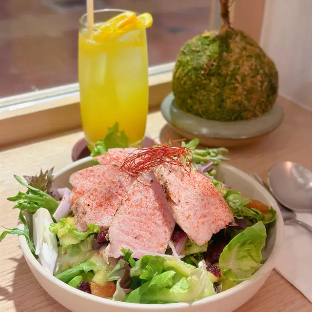 自家製煙燻豬柳沙律配蜜桃油醋汁