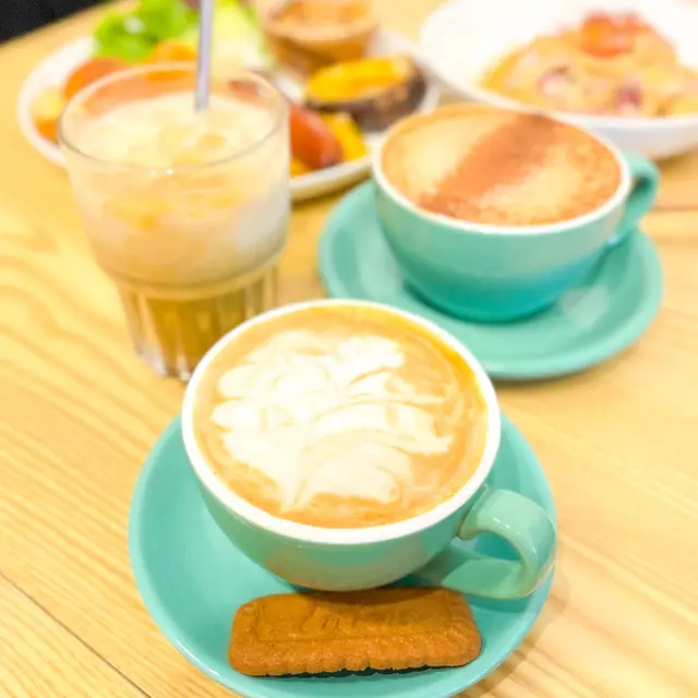 FLAT WHITE