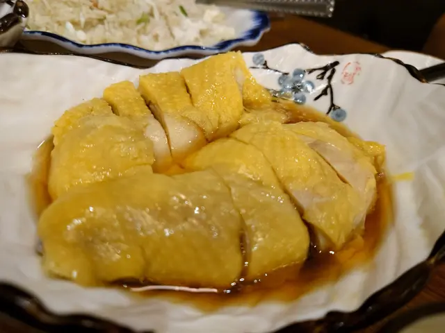 醉鷄用嘅鷄比較肥，酒味都重，但可惜調味比較偏甜，比較唔太似上海傳統的醉鷄，所以我自己就麻麻地喜歡喇，但套餐仲有其他冷盤可以選擇。最推薦係樟茶鴨，不過經常食，所以今次先選擇試下醉鷄。