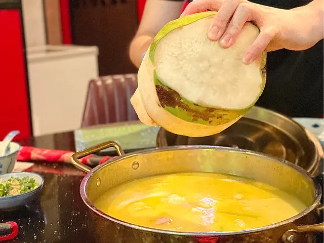 呢一度嘅服務亦都非常之好未淥野之前先幫大家「不」碗湯，呢個行為夠晒貼心。🥥而個椰子雞湯真係用成個椰青切開到晒裏面啲椰青水