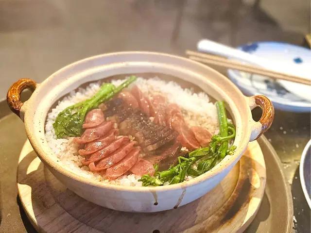 臘味用料新鮮，而且份量亦都唔少，熱辣辣嘅煲食吓食吓去到下面就會有少少飯焦，飯焦直頭係煲仔飯嘅精髓