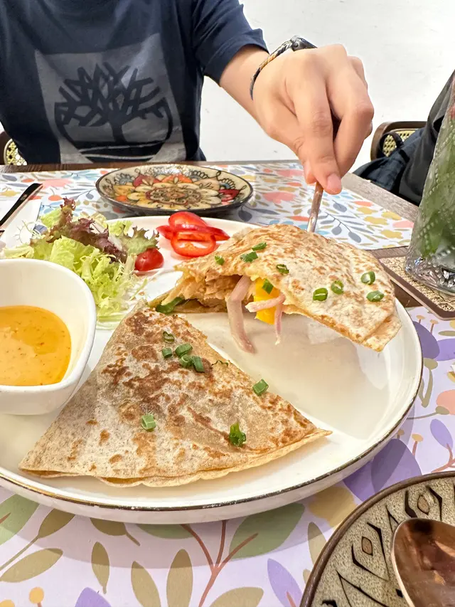 墨西哥三重芝士雞肉餡餅配自家制四川麻辣醬