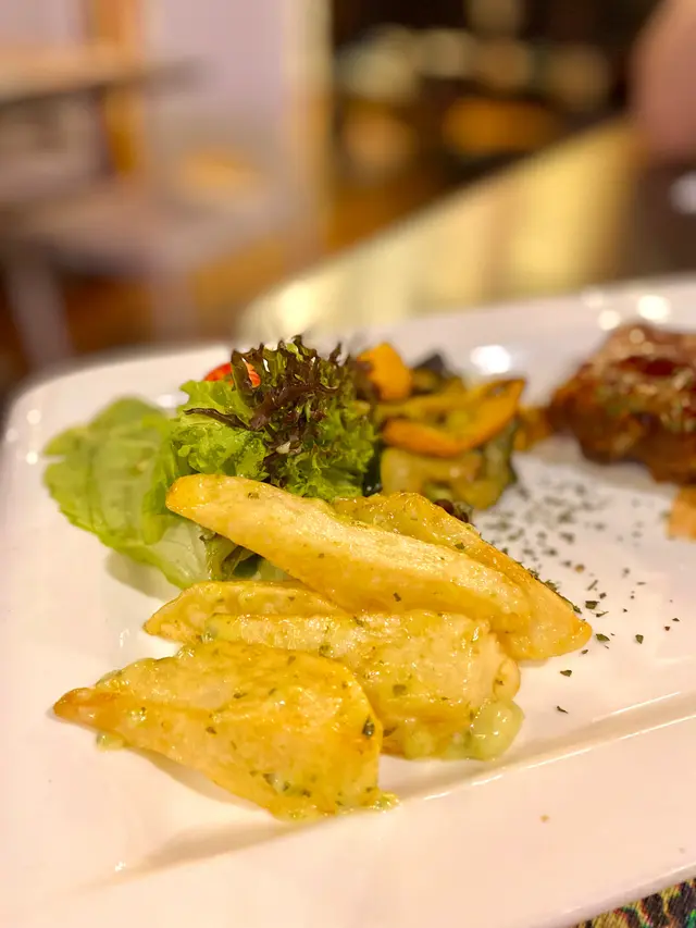 燒美國豬肋骨配燒烤汁伴蒜蓉香草醬薯角