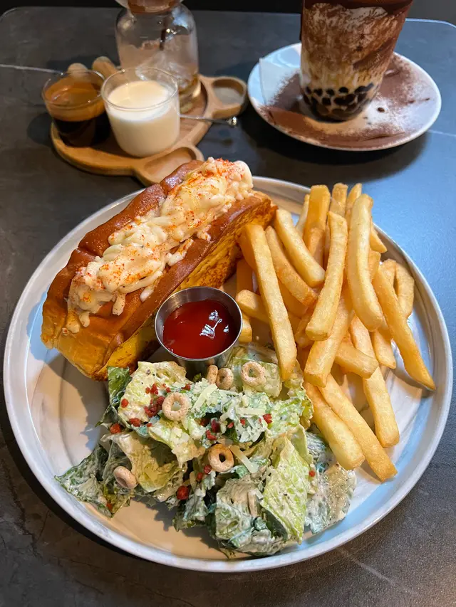 水牛芝士龍蝦蟹肉包配凱撒沙律薯條