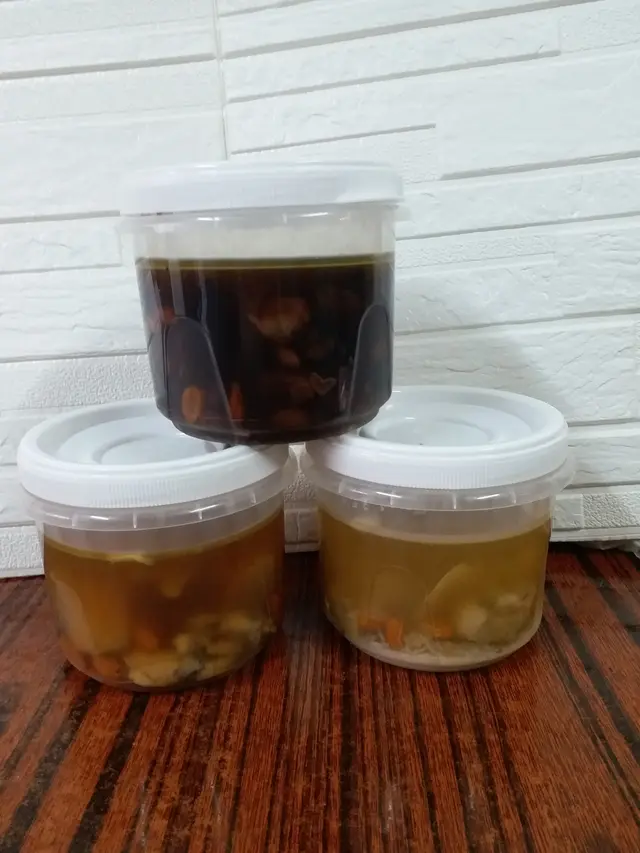 上: 何首烏黑豆燉豬手, 左下: 生薑燉田雞, 右下: 貝母海底椰百合燉肉排