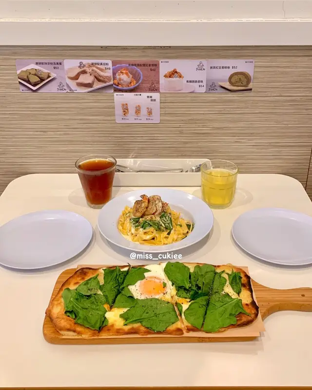 忌廉汁鳳尾虎蝦、菠菜葉配手作闊麵 (HK$104)  &  菠菜葉、車打芝士、日本太陽蛋手作薄餅(HK$104)