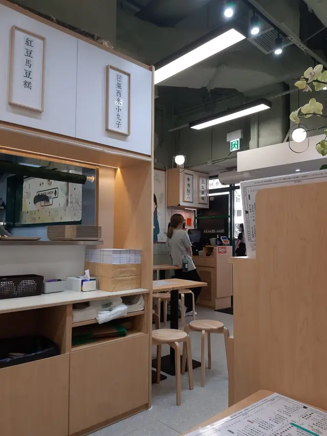 小店座位唔多~ 大概10張枱，坐到30人左右~