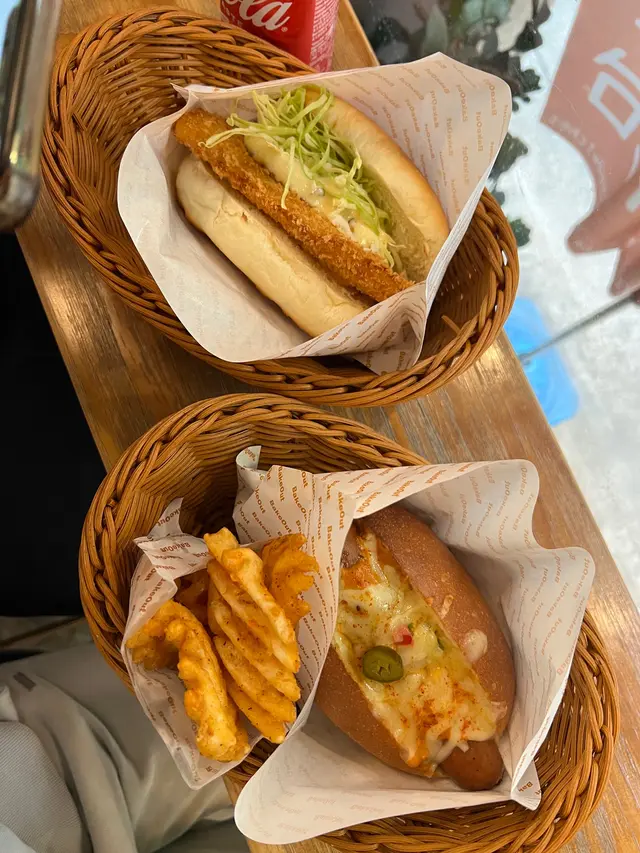 吃得過癮 不過他們屬於小小份的那種 天氣太熱逛街逛久了
經過想找個位子吃點小東西 喝個小飲料🥤 聊聊天 實在不錯👍