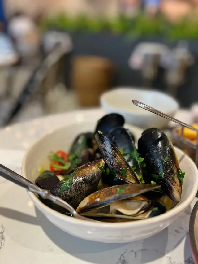 空運黑青口— 香蒜蕃茜白酒汁,薯條配蒜香沙律醬