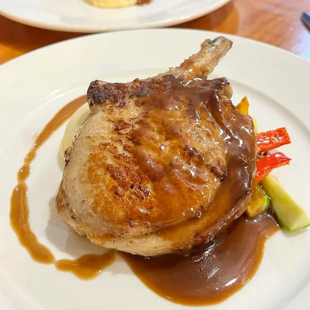 豬鞍扒肉質非常鬆軟，唔想下下都食牛扒嘅朋友可以考慮吓佢喎！✅