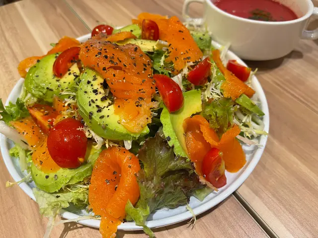 煙三文魚牛油果沙律