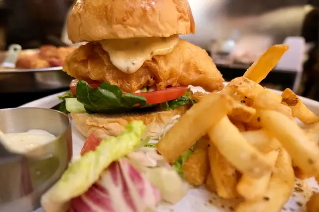 牛油果TATA脆魚漢堡